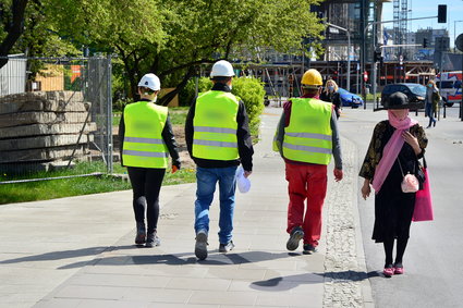 Kasa na stół i zmieniają pracę. Pracownicy fizyczni rozdają karty na rynku