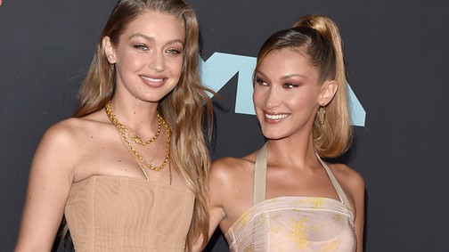 Gigi és Bella Hadid levetkőzött 2020 legszexibb naptárjának