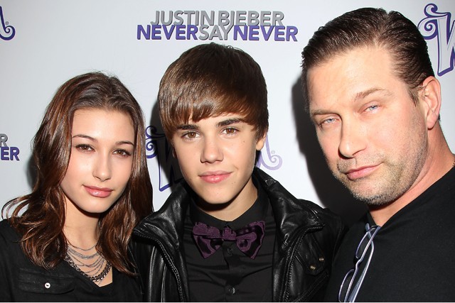 Justin Bieber és Hailey Baldwin a modell édesapjával