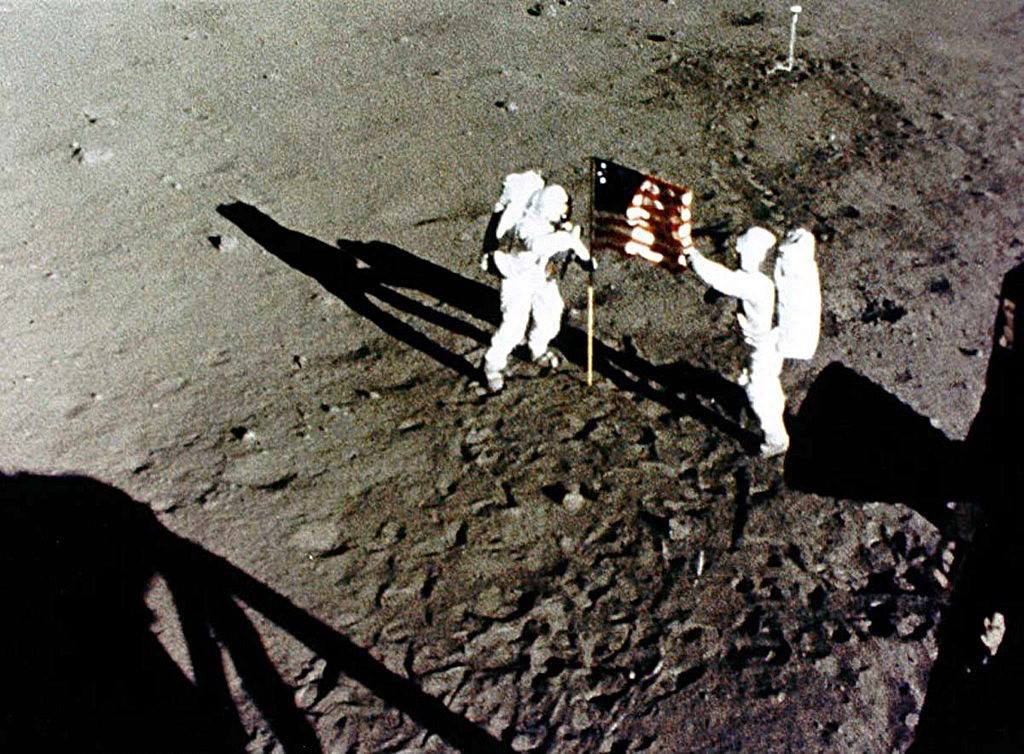 Armstrong i Aldrin zostawiają na Księżycu amerykańską flagę, 