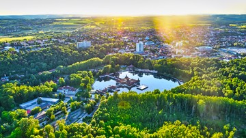 Hévíz város Zala vármegyében, a Keszthelyi járásban; 830 hektáros kiterjedésével a megye és a Dunántúl legkisebb közigazgatási területű városa.