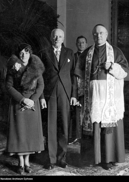 Maria i Ignacy Mościccy po ceremonii zaślubin. Widoczny kardynał Aleksander Kakowski w 1933 roku