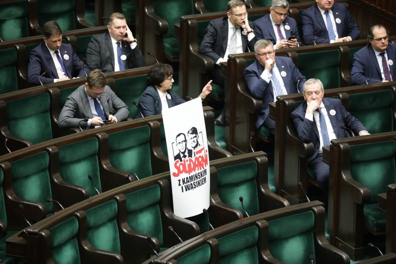 Baner z hasłem "Solidarni z Kamińskim i Wąsikiem" na sali obrad Sejmu