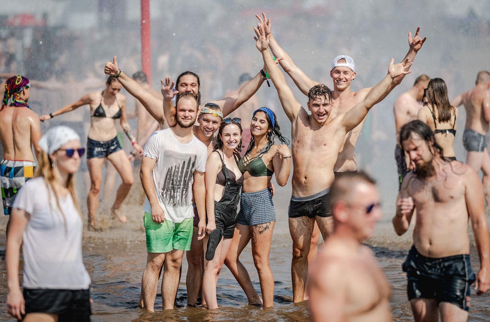 Pol'and'Rock Festival 2018: błotne kąpiele pod "grzybkiem"