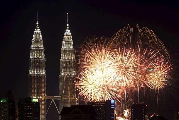 Sylwester 2009  Ognie sztuczne nad Petronas Towers w Kuala Lumpur