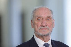 Macierewicz odpowiada Tuskowi. "Od tego czasu atakuje mnie nieustannie"