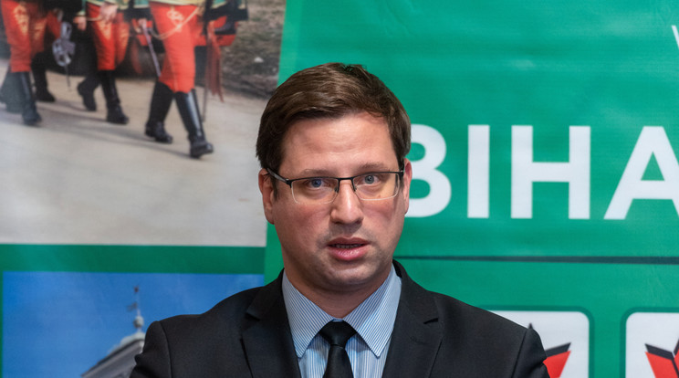 Gulyás Gergely Miniszterelnökséget vezető miniszter a Kelemen Hunorral, a Romániai Magyar Demokrata Szövetség (RMDSZ) elnökével tartott nagyváradi sajtótájékoztatón / Fotó: MTI/Kiss Gábor