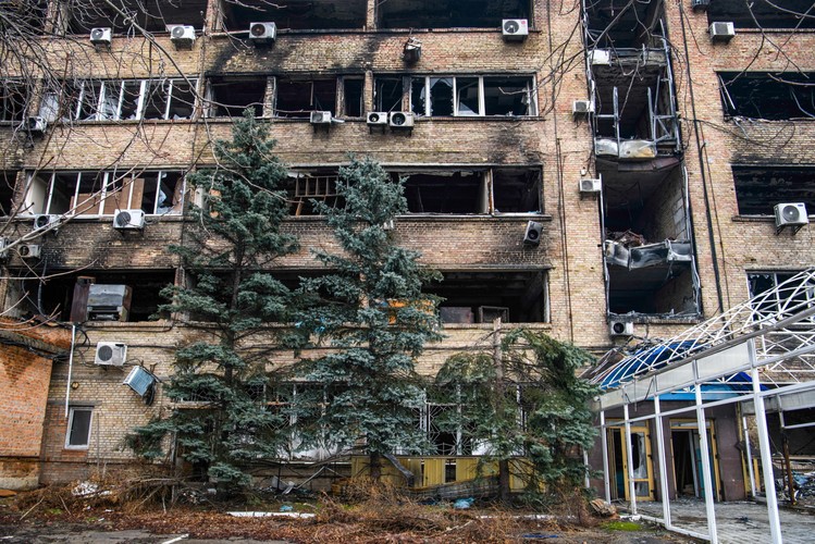 Kijów, Ukraina, 22.02.2024. Zniszczony budynek administracyjny lotniska Hostomel pod Kijowem