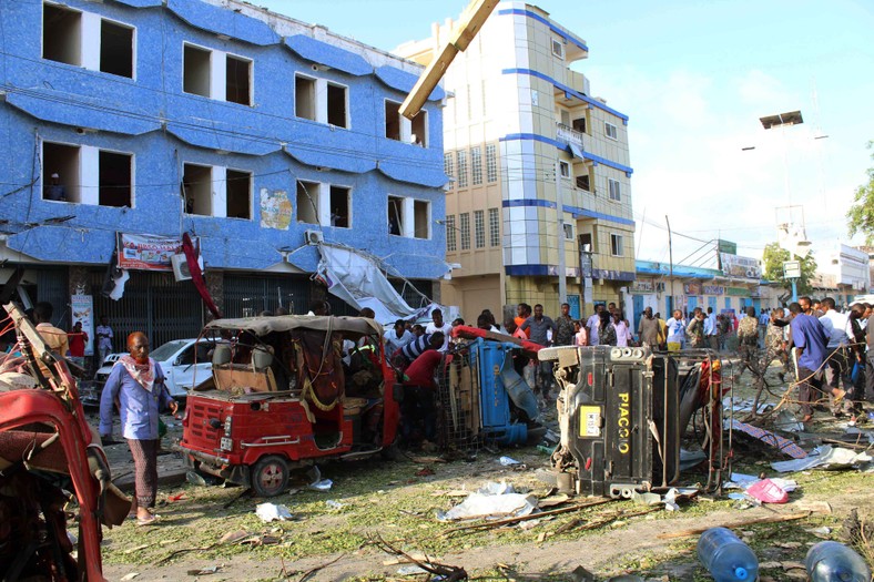 Zniszczenia po wybuchu bomby samochodowej w centrum Mogadiszu w Somalii, 23 marca 2018 r. Do ataku przyznała się powiązana z Al-Kaidą lokalna grupa bojowników Al-Szabaab