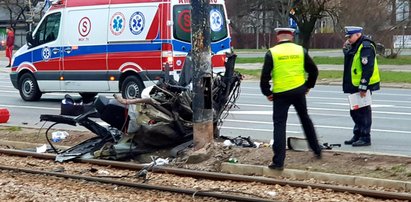 "Szczątki samochodu były wszędzie, ciała zmasakrowane". Wstrząsające relacje świadków makabrycznego wypadku w Warszawie