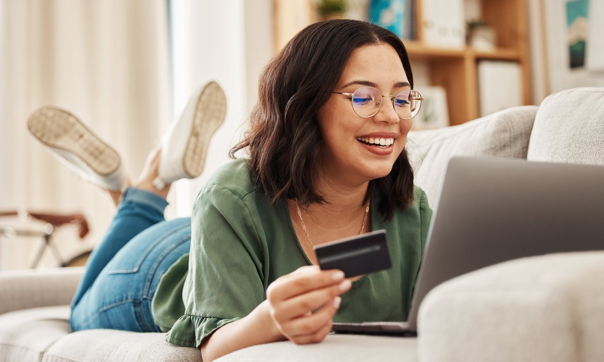 Domowe kino wygrywa z modą – elektronika królową listopadowych zakupów