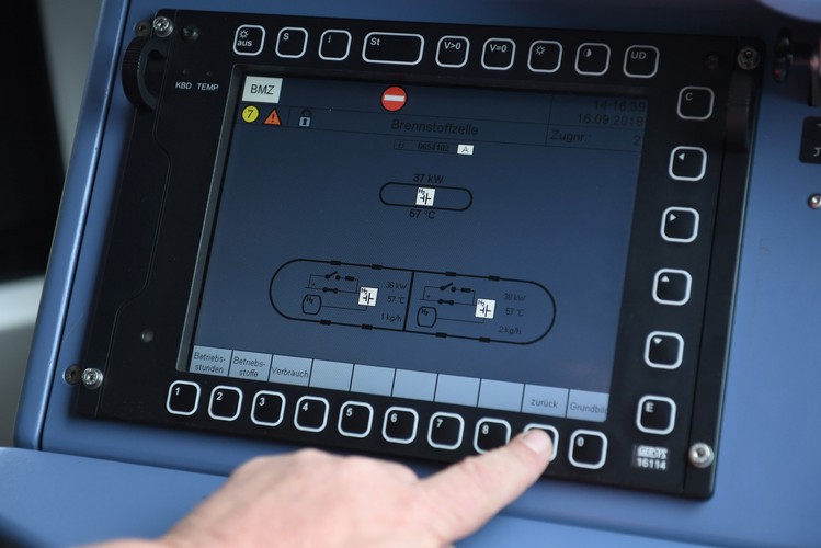 Nie tylko Alstom wypuszcza ekologiczne pociągi na trasy. Niedawno Bombardier zaprezentował pociąg 'hybrydę elektryczną'. <br>
>>> Zobacz <a href='http://forsal.pl/transport/kolej/artykuly/1257389,bombardier-talent-3-pociag-na-akumulator-bombardier-zadebiutowal-ze-skladem-talent-3.html' style='color: blue'>Pociąg na akumulator. Bombardier zadebiutował ze składem Talent 3</a>