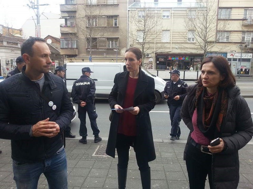 Maja Videnović (levo), potpredsednica DS, i Vesna Marjanović (desno), članica političkog saveta DS na mestu incidenta