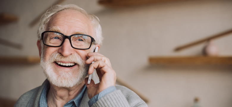 Pięć modeli telefonów idealnych dla seniora. Będą dobrym prezentem na Dzień Babci i Dzień Dziadka