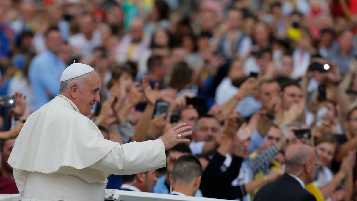 Od 250 do 300 tys. osób uczestniczyło w niedzielnej mszy odprawionej przez papieża Franciszka w stolicy Albanii, Tiranie - podał Watykan. Papież nawiązując do prześladowań chrześcijan i muzułmanów w czasach komunizmu mówił, że Albania to "kraj męczenników".