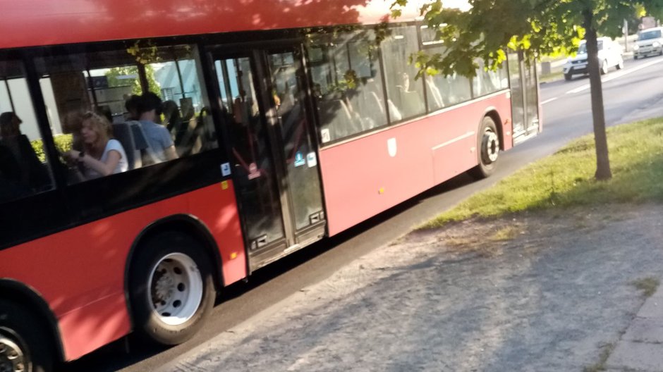 Autobus z którego wyrzucono matkę z dzieckiem. Fot: Czytelnik wPoznaniu.pl