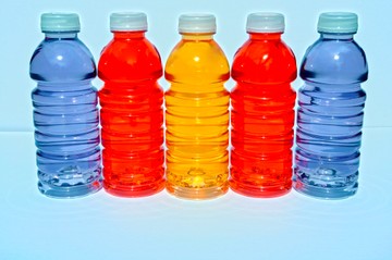 A záróelemek területén kínált újdonságok közül néhány bioműanyagból vagy biológiailag lebomló anyagokból készül , ami lehetővé teszi a környezetre gyakorolt ​​​​összhatás csökkentését.