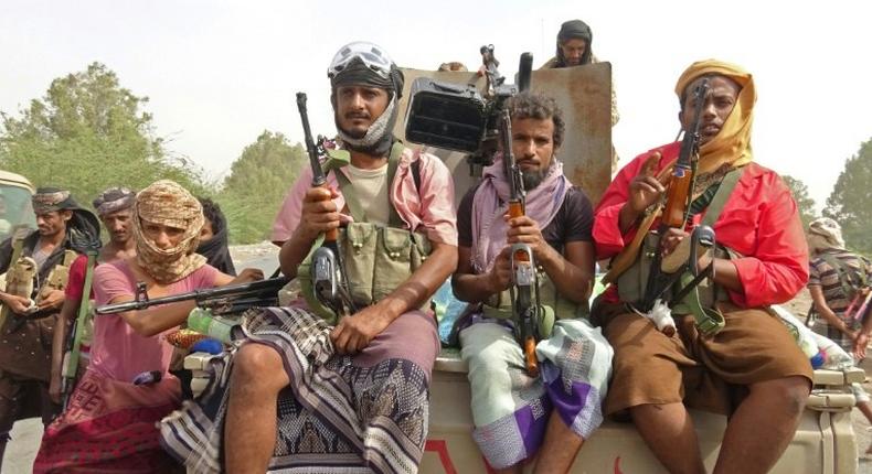 Yemeni pro-government forces gather on the eastern outskirts of Hodeida on November 9, 2018, in readiness to push into the strategic rebel-held port city