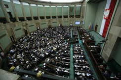 PiS z jedynką, PO z dwójką. W PKW rozlosowano numery list wyborczych