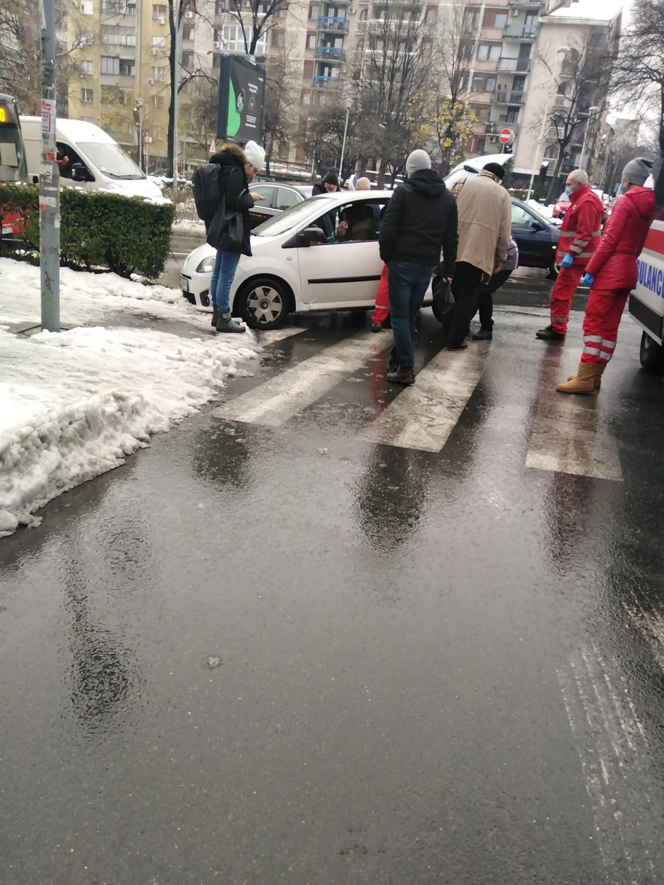 Ekipa Hitne pomoći i prolaznici pokušavali su da otvore vrata i izvuku devojku