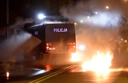 Nocne zamieszki w Knurowie. Chuligani obrzucili policję racami i kamieniami