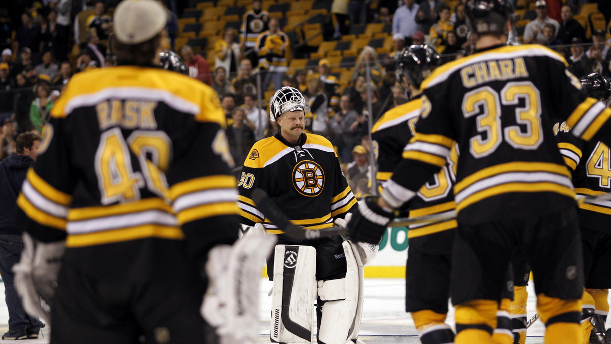 Dużą wpadkę zanotowali hokeiści Boston Bruins. Niedźwiadki liczyły na komplet punktów z bardzo słabo grającą w ostatnich tygodniach Caroliną Hurricanes, stało się jednak inaczej i to Huragany wygrały mecz 4:2. Z niemal pewnej bramki okradł Jaromira Jagra bramkarz Justin Peters, notując obronę kwalifikującą się do kategorii "interwencji roku".