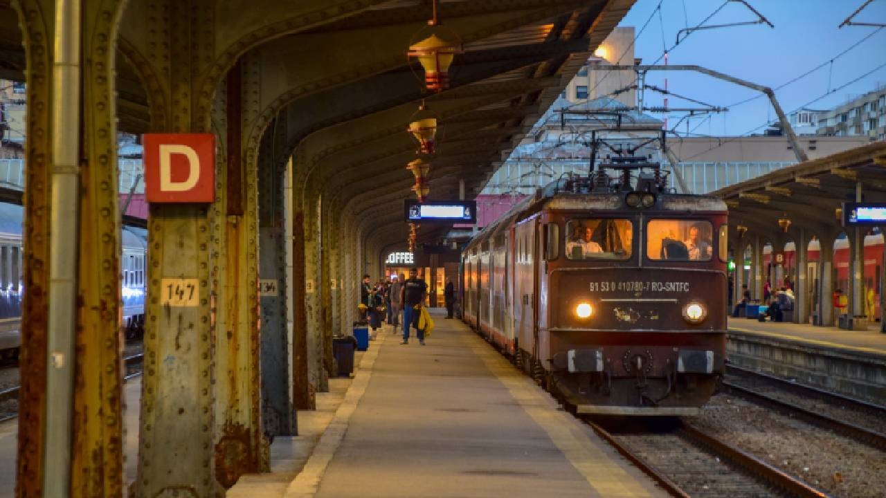 Trenul internațional Dacia, al CFR Călători, a făcut 128 kilometri în 10 ore între Brașov și Sighișoara