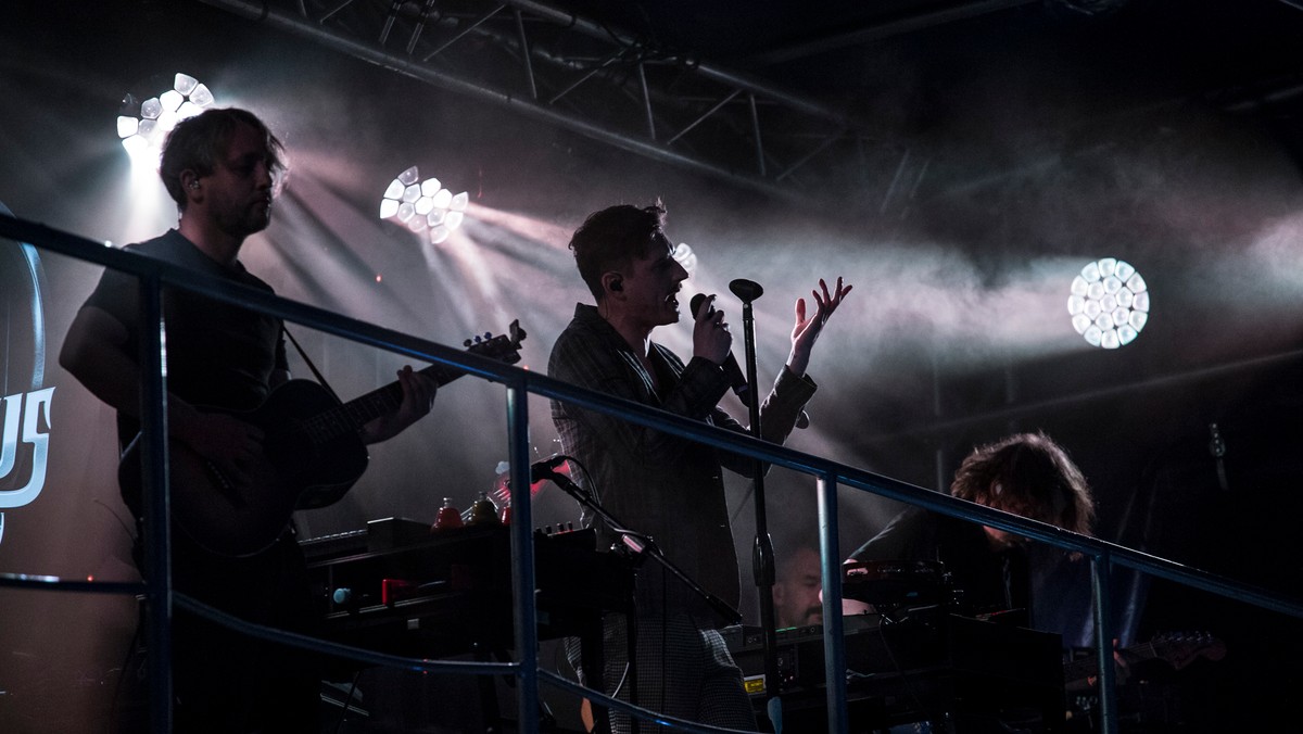 Muzyczny autobus Red Bull Tour Bus wyruszył w drogę po raz ósmy, tym razem goszcząc na swoim pokładzie Dawida Podsiadło. W ramach trasy wokalista wraz z zespołem odwiedza siedem miast, do których zaprosili go fani. Po koncertach w Płocku, Częstochowie i Łodzi czas na Rzeszów.