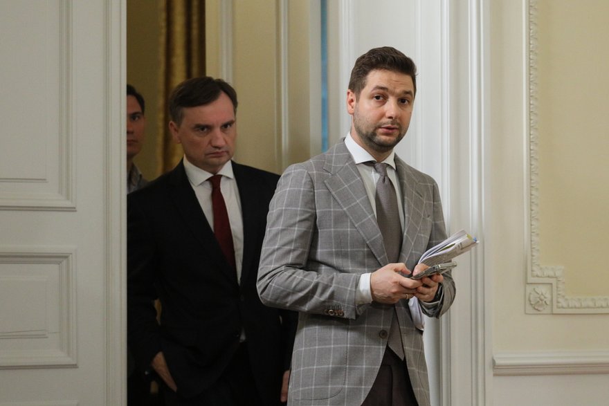 Zbigniew Ziobro i Patryk Jaki podczas konferencji prasowej "Kolejne oszustwo Komisji Europejskiej?" w Ministerstwie Sprawiedliwości, 26 lipca 2022 r.