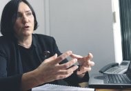 Maria Dobrowolska uważa, że brak
    konkretnych regulacji, przede wszystkim brak możliwości
    działania na warunkach porównywalnych z możliwościami
    zagranicznej konkurencji, spowoduje, że warszawska giełda
    zacznie być marginalizowana