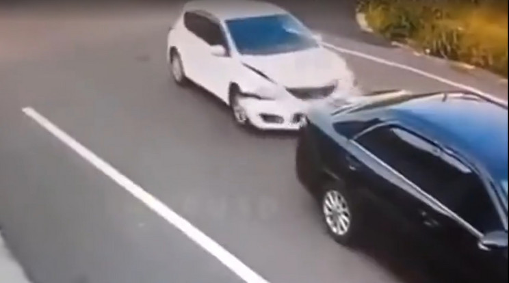 Teljesen megvadult egy sofőr: miután összetörték szélvédőjét majdnem áthajtott a másik vezetőn / Fotó: Videa