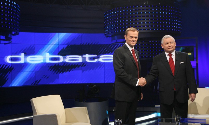 Donald Tusk i Jarosław Kaczyński w studiu telewizyjnym w czasie debaty przedwyborczej w październiku 2007 roku