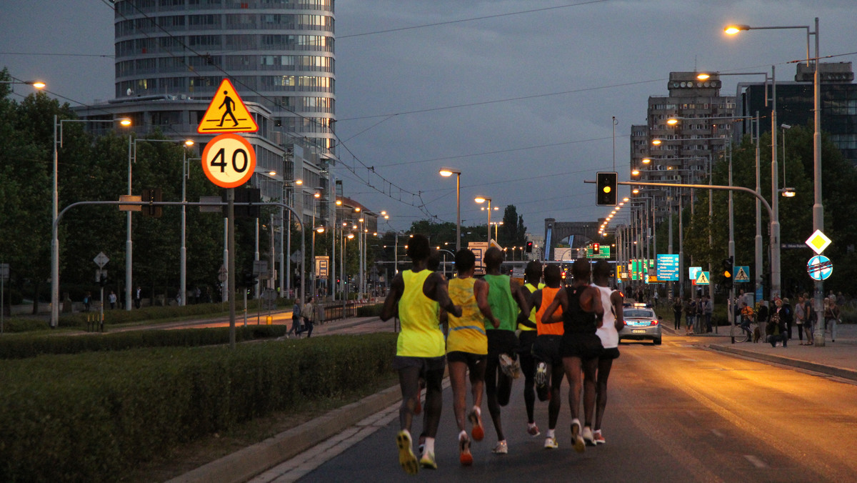 Znamy już trasę, jaką w tym roku pokonają zawodnicy, startujący w 3. Nocnym Wrocław Półmaratonie. Dużą atrakcją dla biegaczy mają być wydarzenia, jakie w dniu imprezy odbywać się będą na wrocławskich mostach. Start i meta zawodów na Stadionie Olimpijskim.