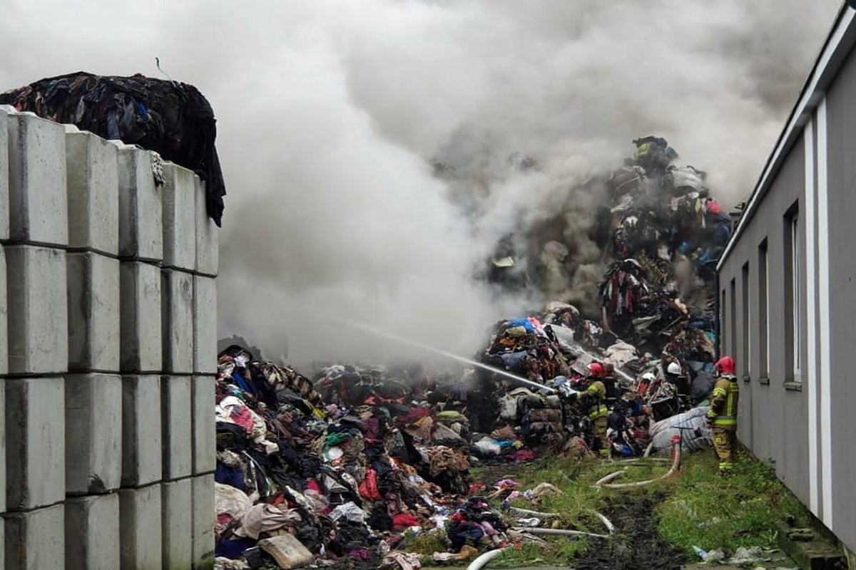Strażacy gaszą pożar w Zakładzie Odpadów Komunalnych w Kamieńcu