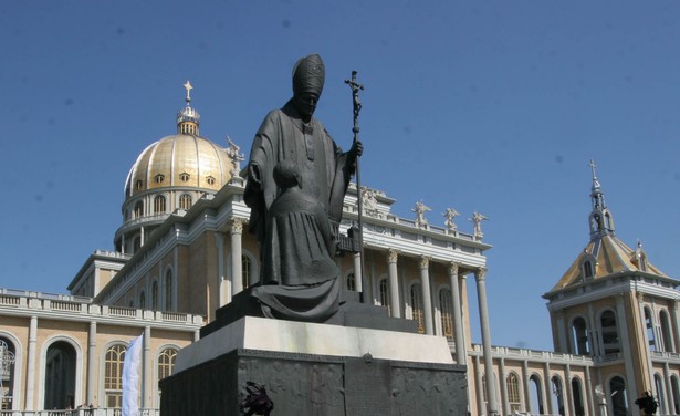 W sanktuarium w Licheniu stanął zmodyfikowany pomnik papieża. Bez klęczącego kustosza