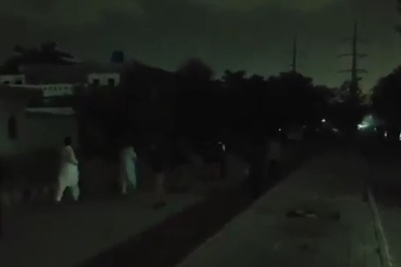 DRŽAVA NA UDARU TERORISTIČKOG NAPADA! Zastrašujuća eksplozija raznela kapiju bezbednosne baze, usledio krvavi pir: Broje se žrtve u Pakistanu