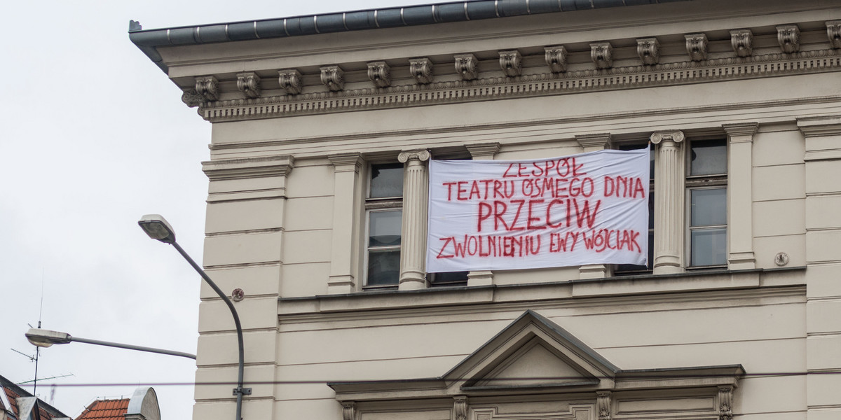 protest zespolu teatru osmego dnia przeciw zwolnieniu ewy wojcia