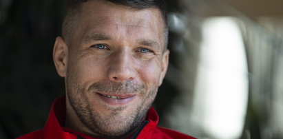 Lukas Podolski dotrzymał słowa. Z kibicami wybrał się pociągiem na mecz do Wrocławia [WIDEO]