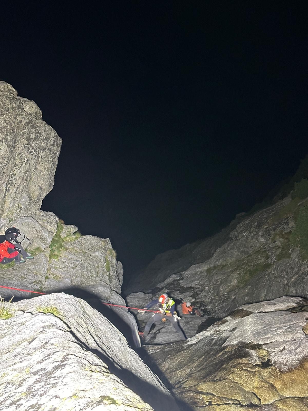 Horskí záchranári prečkali noc s turistami pod vrchom Mlynár vo Vysokých Tatrách.