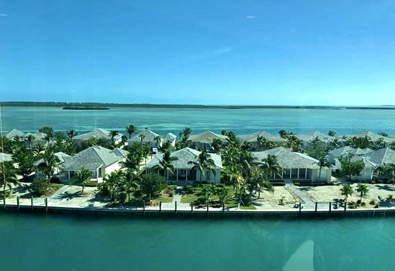 Bimini - sezonowo mieszka tam mniej niż dwa tysiące ludzi, gdyż atol jest ulubionym miejscem wypoczynku zamożnych amerykanów.