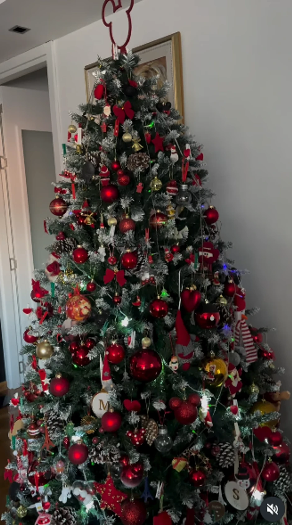 Milica Dabović pokazala jelku do plafona