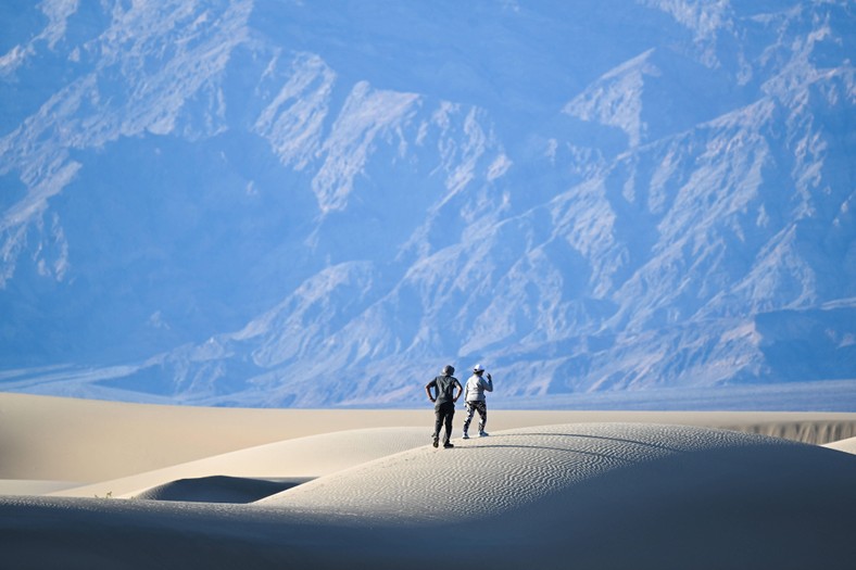 Turyści widziani w Mesquite Flat Sand Dunes podczas zachodu słońca w Parku Narodowym Doliny Śmierci w Kalifornii, Stany Zjednoczone, 23 kwietnia 2023 r.