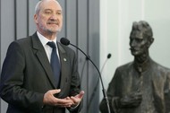 macierewicz pomnik w tle