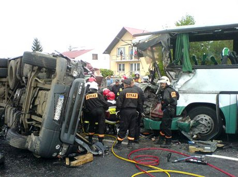 Ciężarówka staranowała autobus