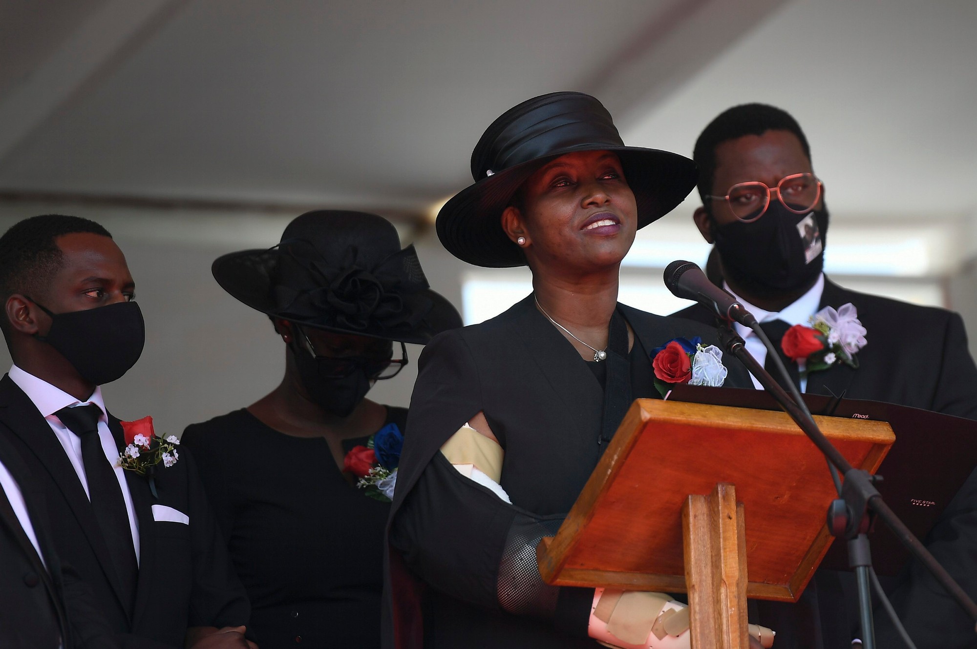 Bývalá prvá dáma Haiti Martine Moise hovorí počas pohrebu svojho zabitého manžela.