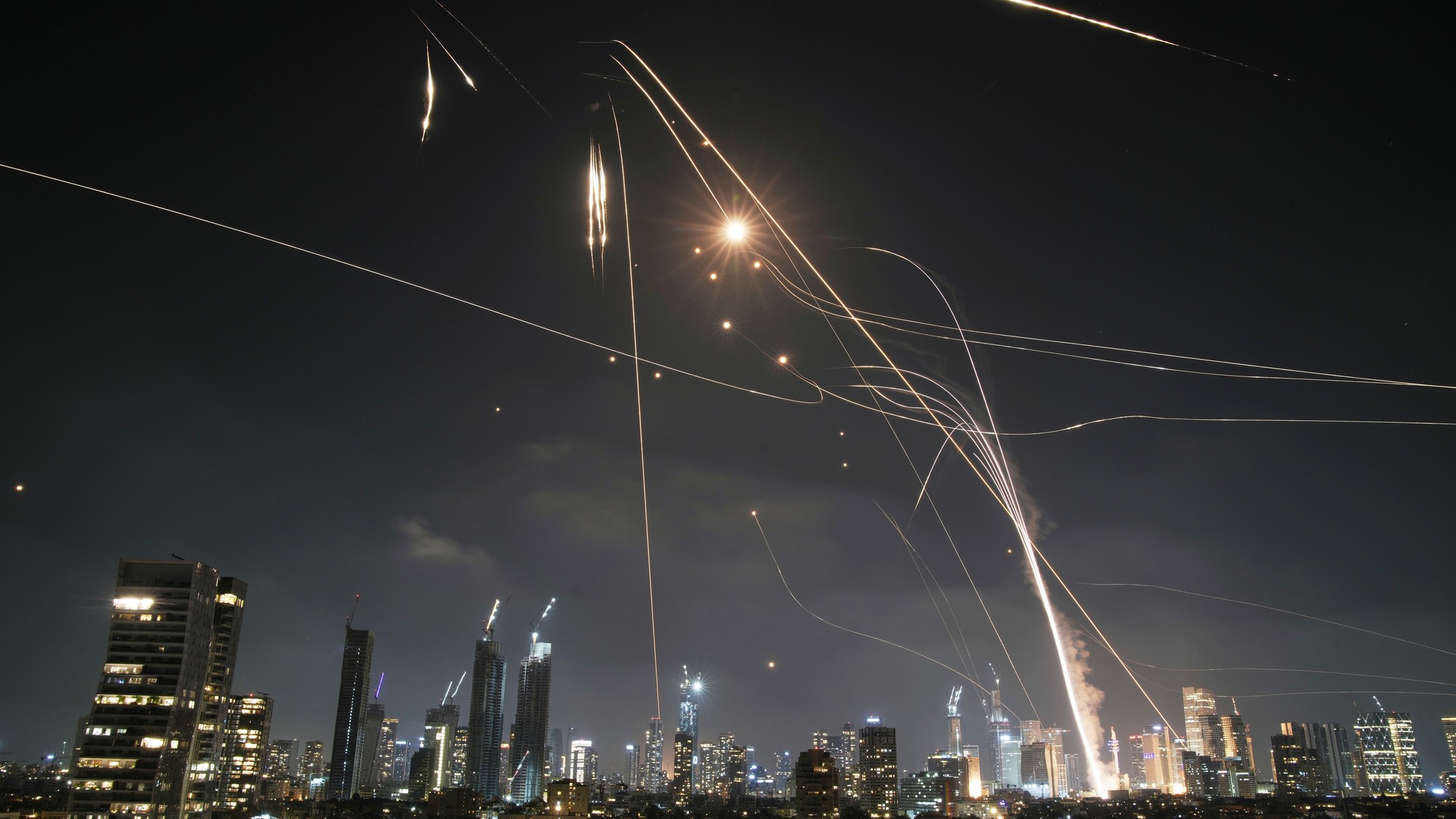 Izraelský systém protivzdušnej obrany Iron Dome odpaľuje rakety nad Tel Avivom, Izrael, piatok 13. júna 2025.