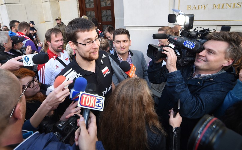 Siatkarz Michał Kubiak po wyjściu z siedziby Rady Ministrów ze spotkania 'złotej polskiej' reprezentacji mistrzostw świata siatkarzy z nową premier Ewą Kopacz