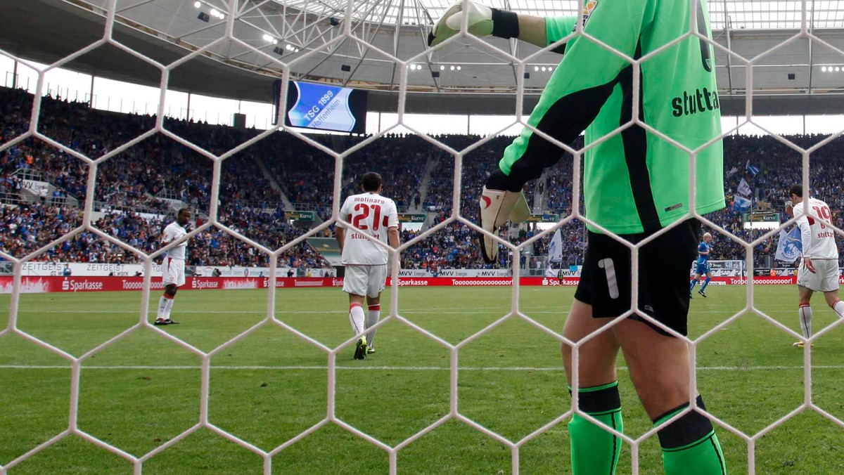 Arsenal Londyn po kontuzji Wojciecha Szczęsnego poszukuje bramkarza. Do klubu może trafić były zawodnik Kanonierów, Jens Lehmann. - Bardzo chętnie pomogę. Jestem na to gotowy - zadeklarował 41-letni Niemiec.