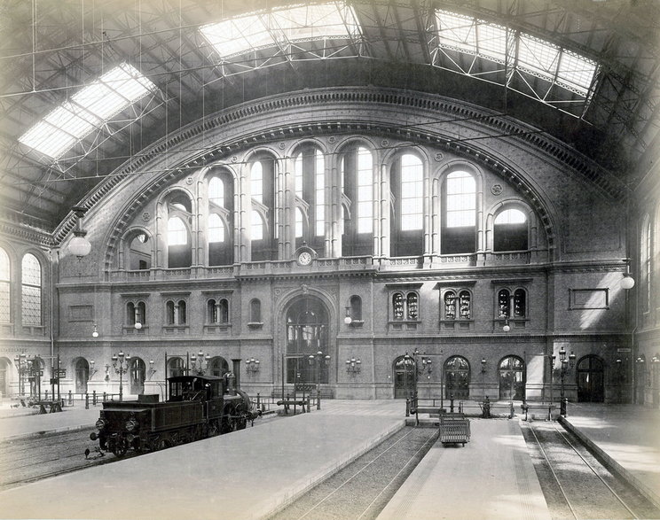 Widok wnętrza nowego budynku, rok 1880. Fot. Hermann Rückwardt , Public domain, via Wikimedia Commons