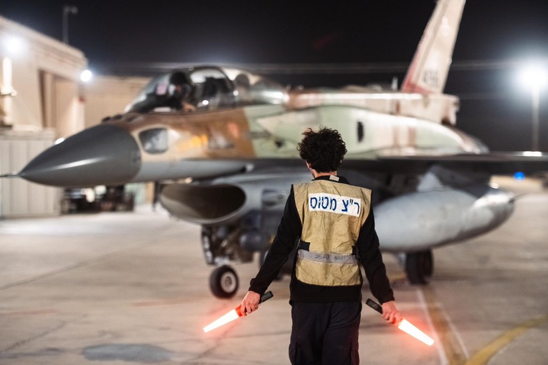 Izraelski F-16I w trakcie przygotowań do nocnego ataku na cele w Iranie.